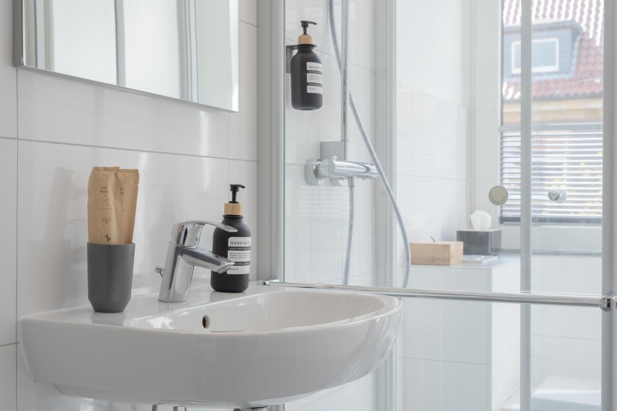 Appartement Modernes In Lage Komfortabel Eingerichtet Mit Arbeitsplatz Und Kueche - Geibelsuite